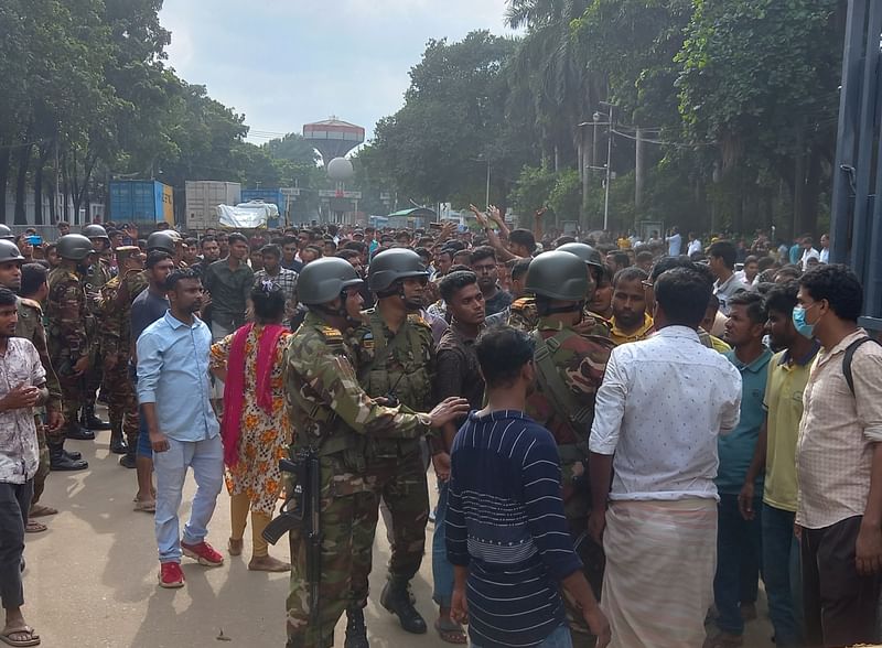 ঢাকার সাভারের আশুলিয়ায় অবস্থিত ডিইপিজেডের মূল ফটকের ভেতরের অংশে বিক্ষোভ করছেন ডিইপিজেডের বিভিন্ন কারখানায় চাকরিপ্রত্যাশীরা। আজ রোববার দুপুরে